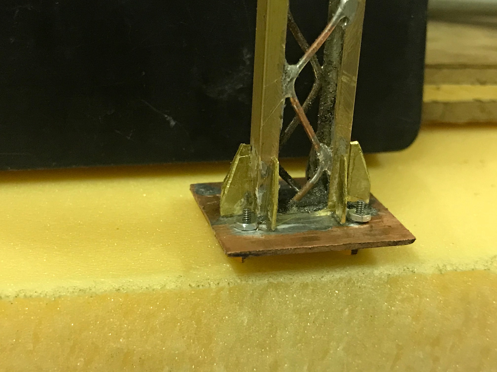 bolts : 1 mm, base 2 x 2 cm